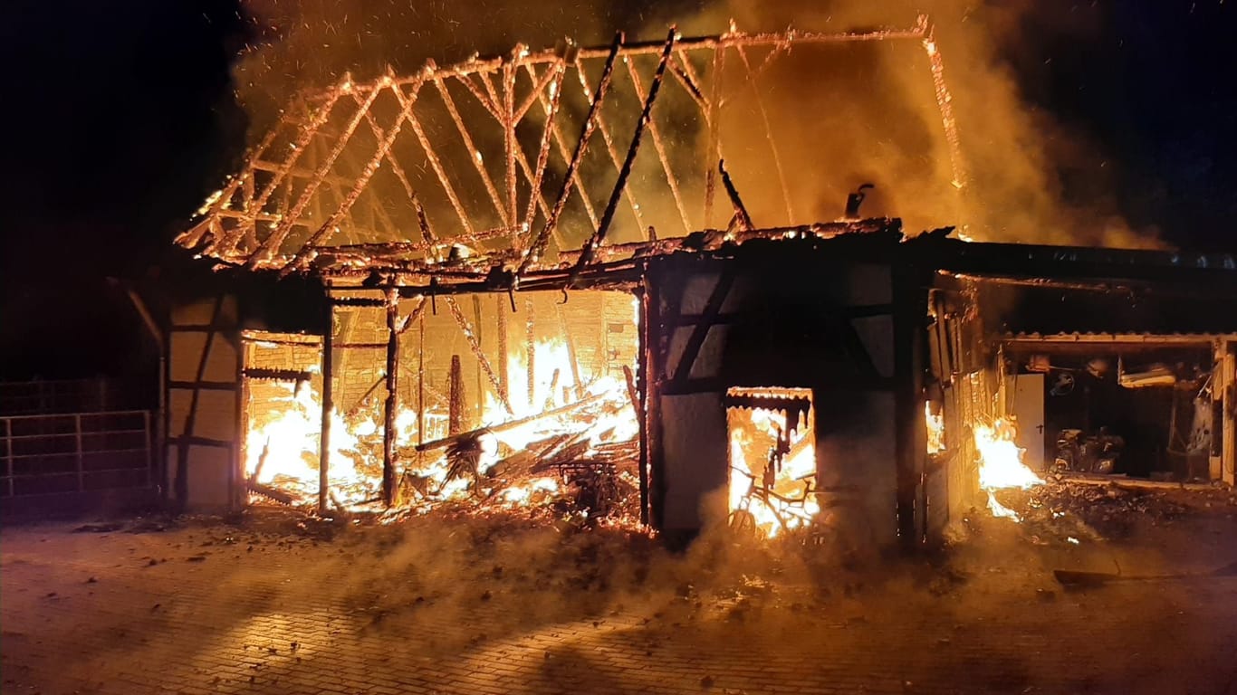 Die brennende Scheune: Das Gebäude von rund zehn mal zehn Metern wurde durch das Feuer komplett zerstört.