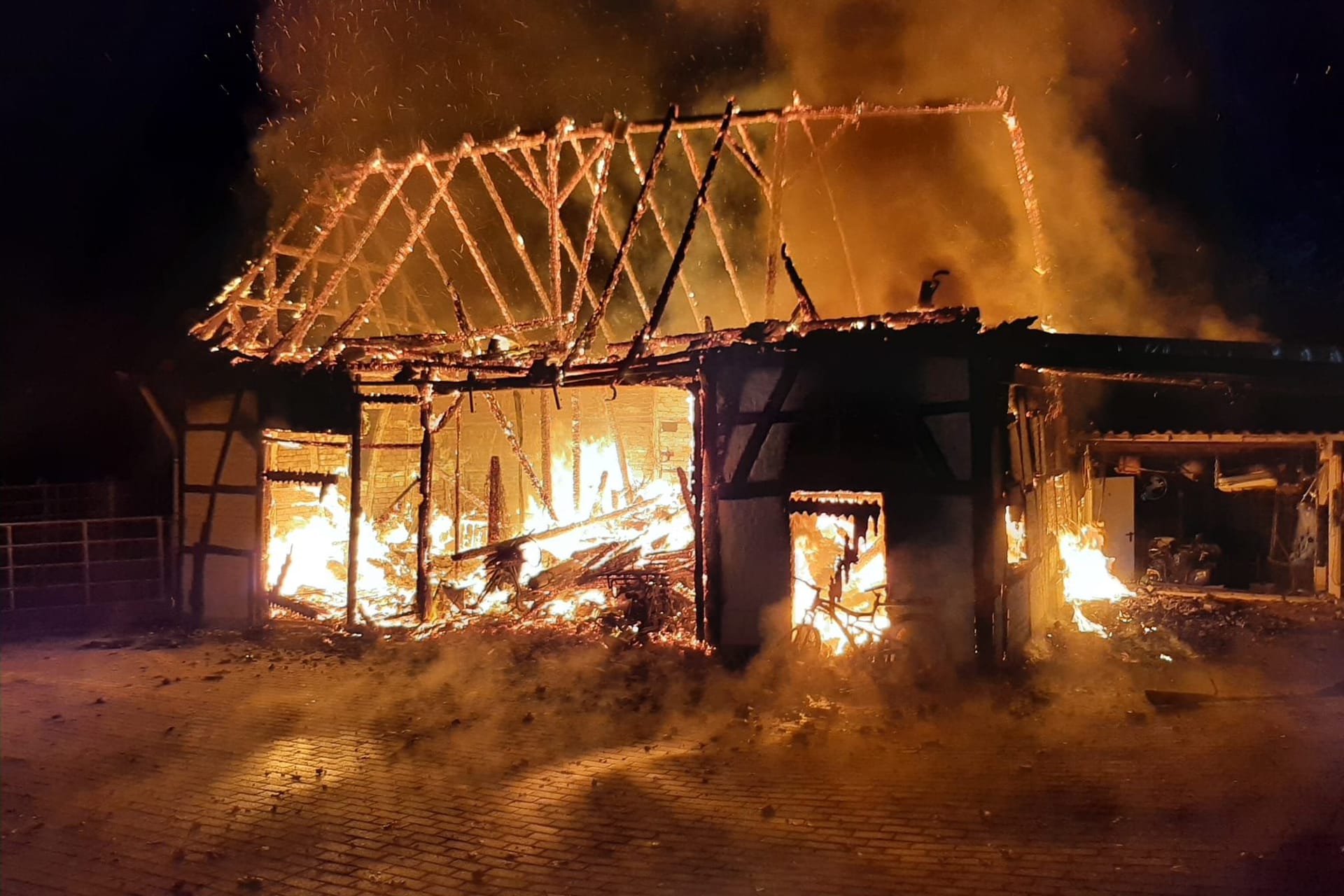 Die brennende Scheune: Das Gebäude von rund zehn mal zehn Metern wurde durch das Feuer komplett zerstört.