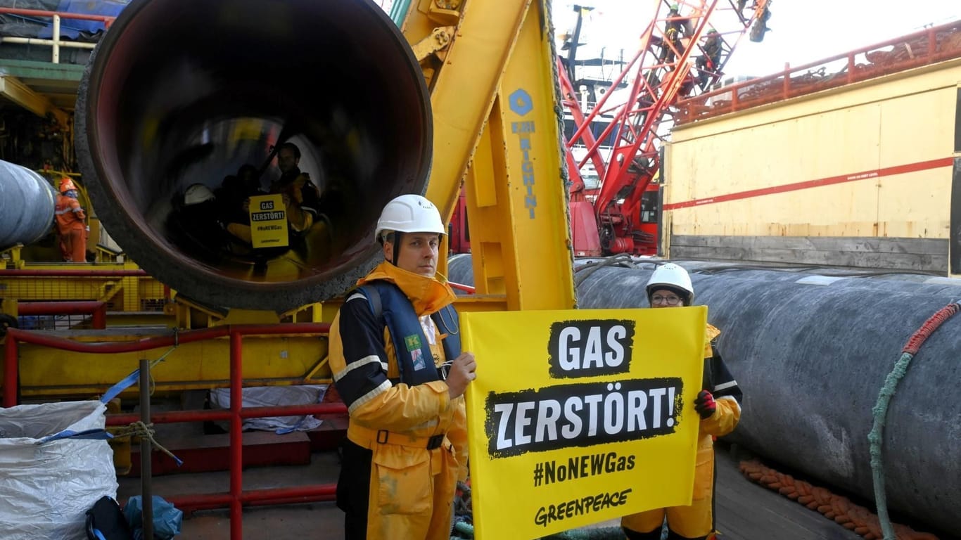 Mecklenburg-Vorpommern, Lubmin: Umweltschutzaktivisten von Greenpeace protestieren im Greifswalder Bodden gegen die Verlegung einer Anbindungs-Pipeline für das geplante Rügener LNG-Terminal.