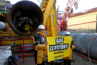Mecklenburg-Vorpommern, Lubmin: Umweltschutzaktivisten von Greenpeace protestieren im Greifswalder Bodden gegen die Verlegung einer Anbindungs-Pipeline für das geplante Rügener LNG-Terminal.