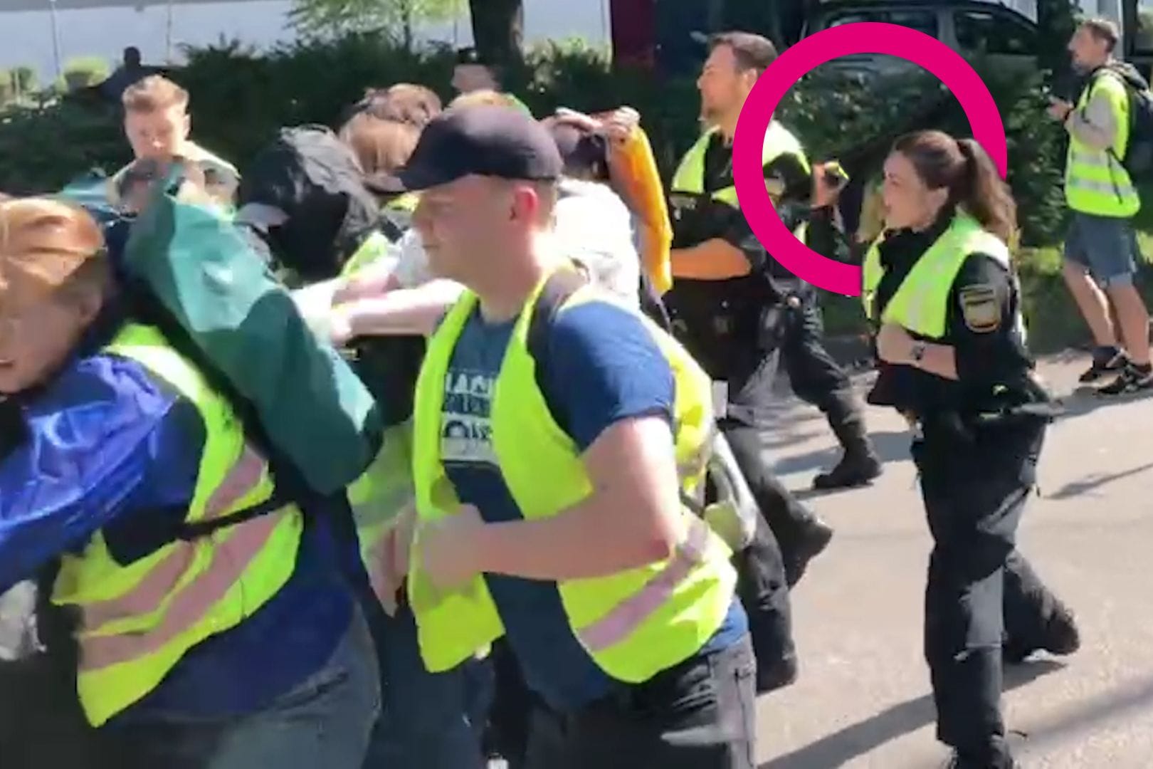 Eine Polizistin geht mit dem Schlagstock gegen Aktivisten vor.