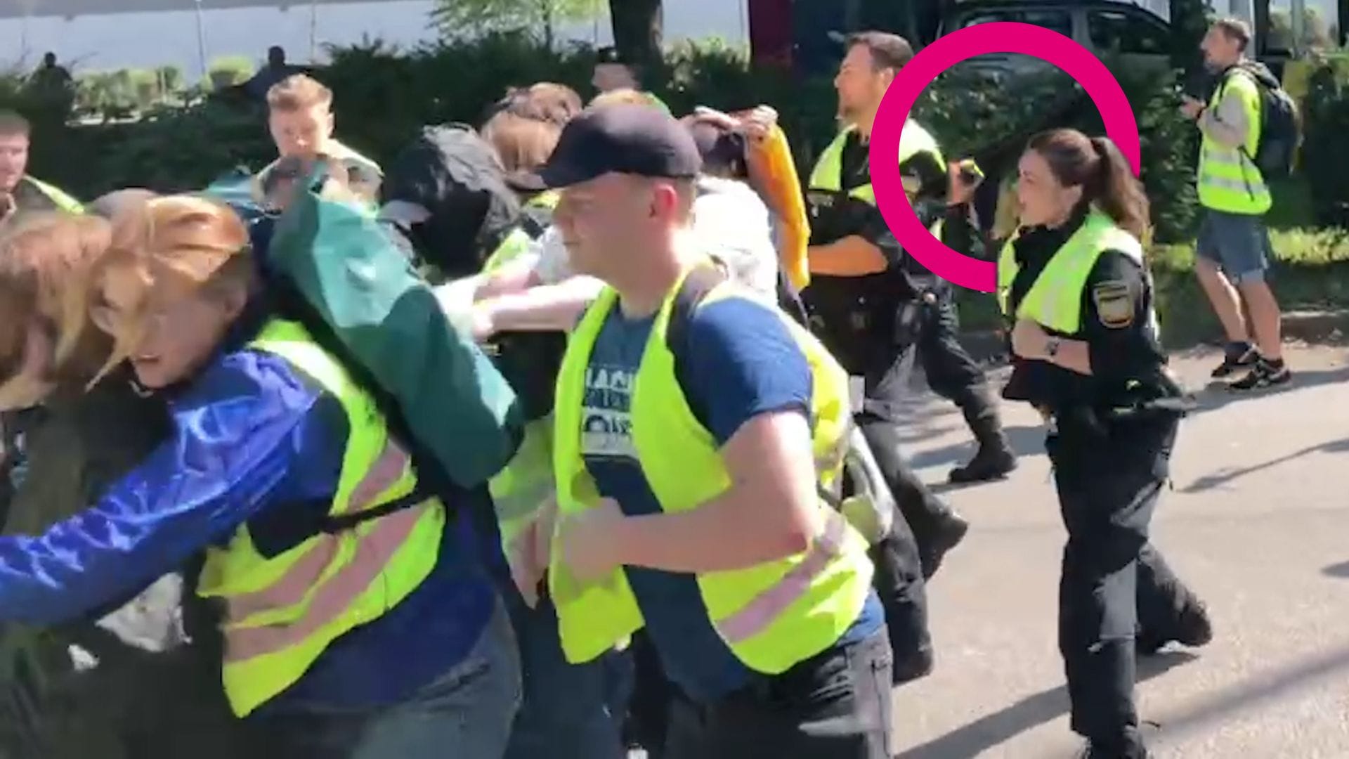 Eine Polizistin geht mit dem Schlagstock gegen Aktivisten vor.