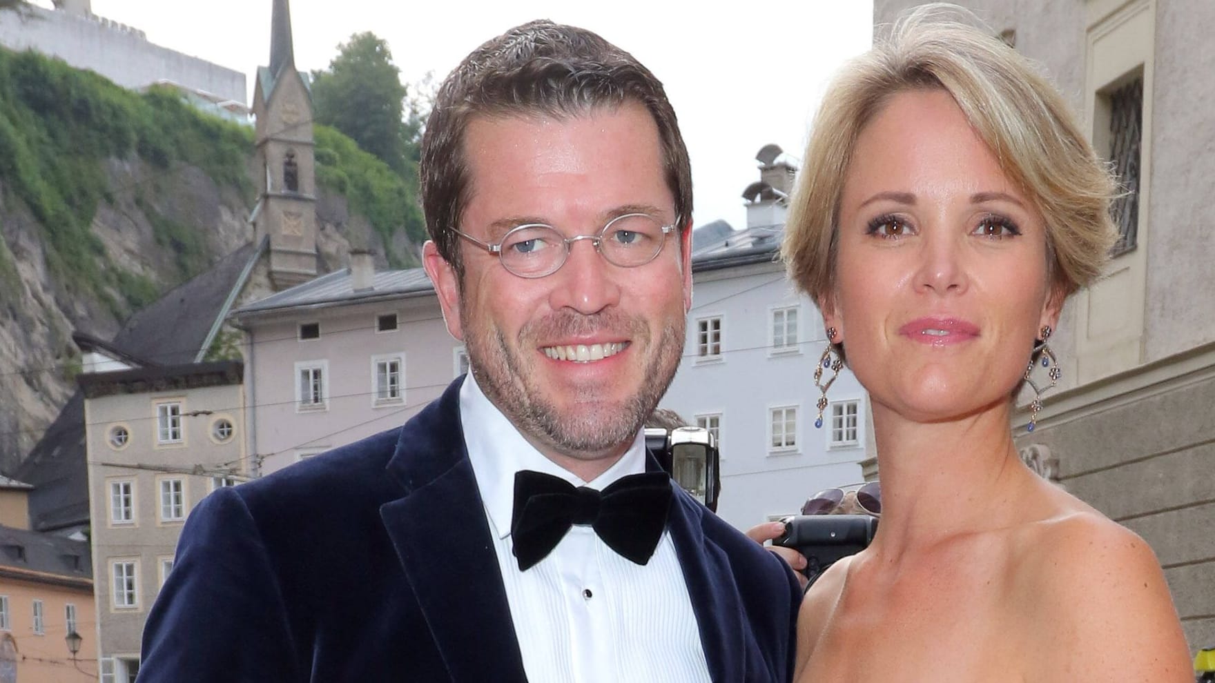 Karl-Theodor und Stephanie zu Guttenberg heirateten 2000. Karl-Theodor und Stephanie zu Guttenberg heirateten 2000.