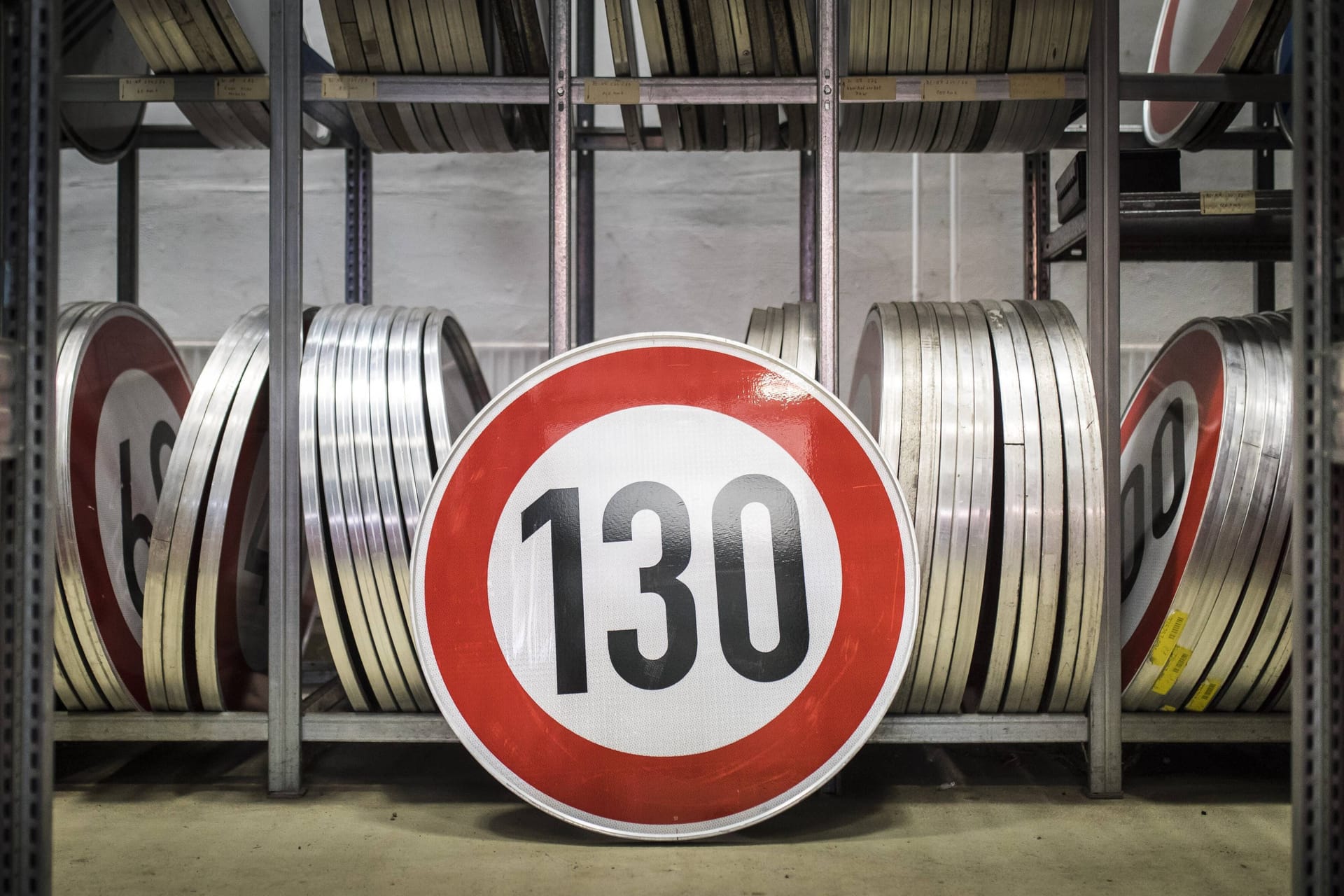 Symbolbild zum Thema Tempolimit: Ein Verkehrsschild zur Tempobegrenzung auf 130 km/h steht in einem Depot der Autobahnmeisterei von Birkenwerder