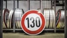 Symbolbild zum Thema Tempolimit: Ein Verkehrsschild zur Tempobegrenzung auf 130 km/h steht in einem Depot der Autobahnmeisterei von Birkenwerder