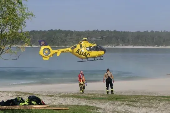 Ein Rettungshubschrauber landet am Grillensee in Naunhof: Jede Hilfe kam allerdings zu spät – der 81-Jährige konnte nicht reanimiert werden.