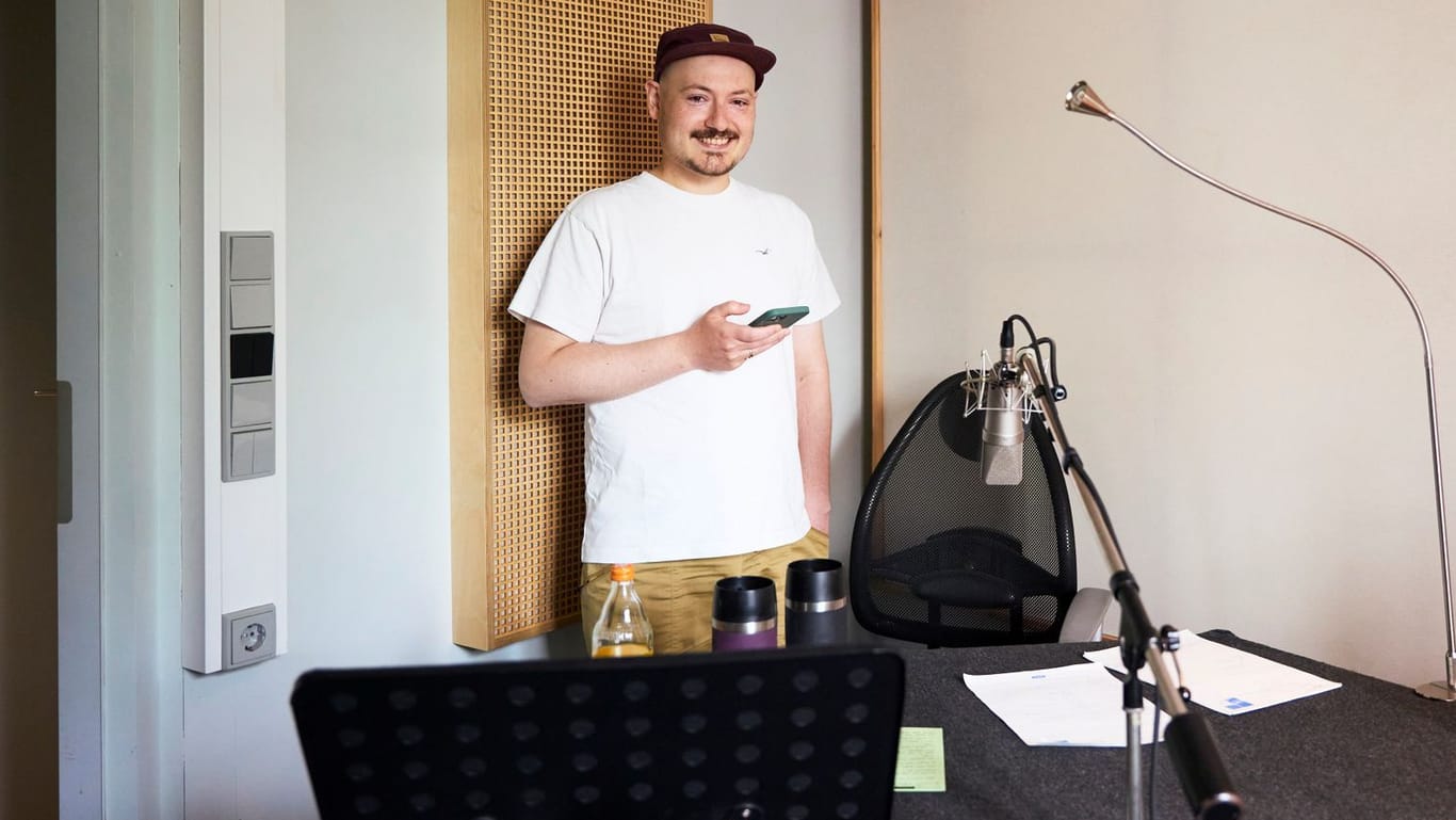 Benedikt Bodendorf steht in dem Tonstudio, in dem er ein Familienhörbuch für seine kleine Tochter aufnimmt: Bodendorf leidet an Leukämie.