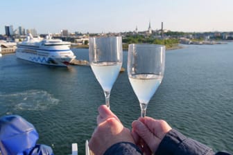 Reisende feiern vor dem Panorama der Kieler Förde (Archivbild): Auch der Kieler Hafen hat einen Grund zum Feiern.