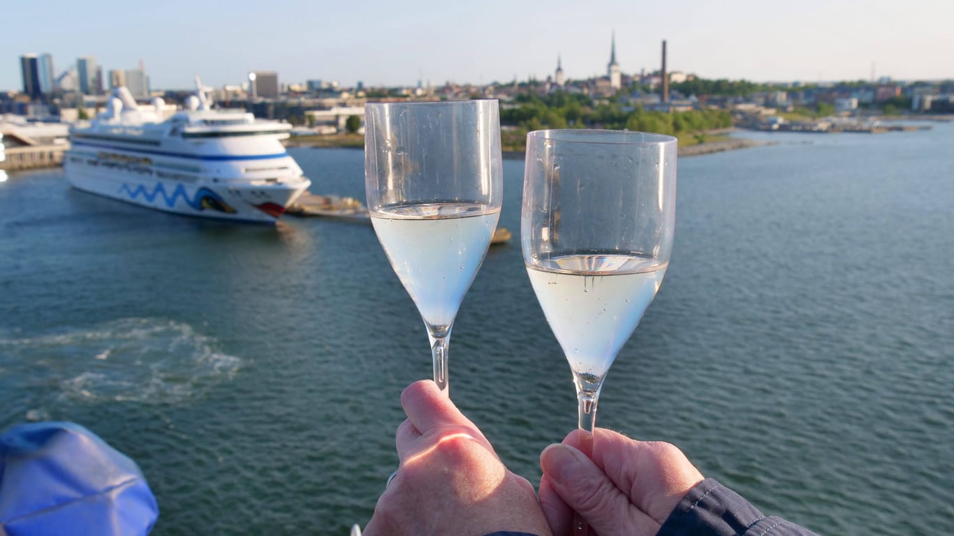 Reisende feiern vor dem Panorama der Kieler Förde (Archivbild): Auch der Kieler Hafen hat einen Grund zum Feiern.