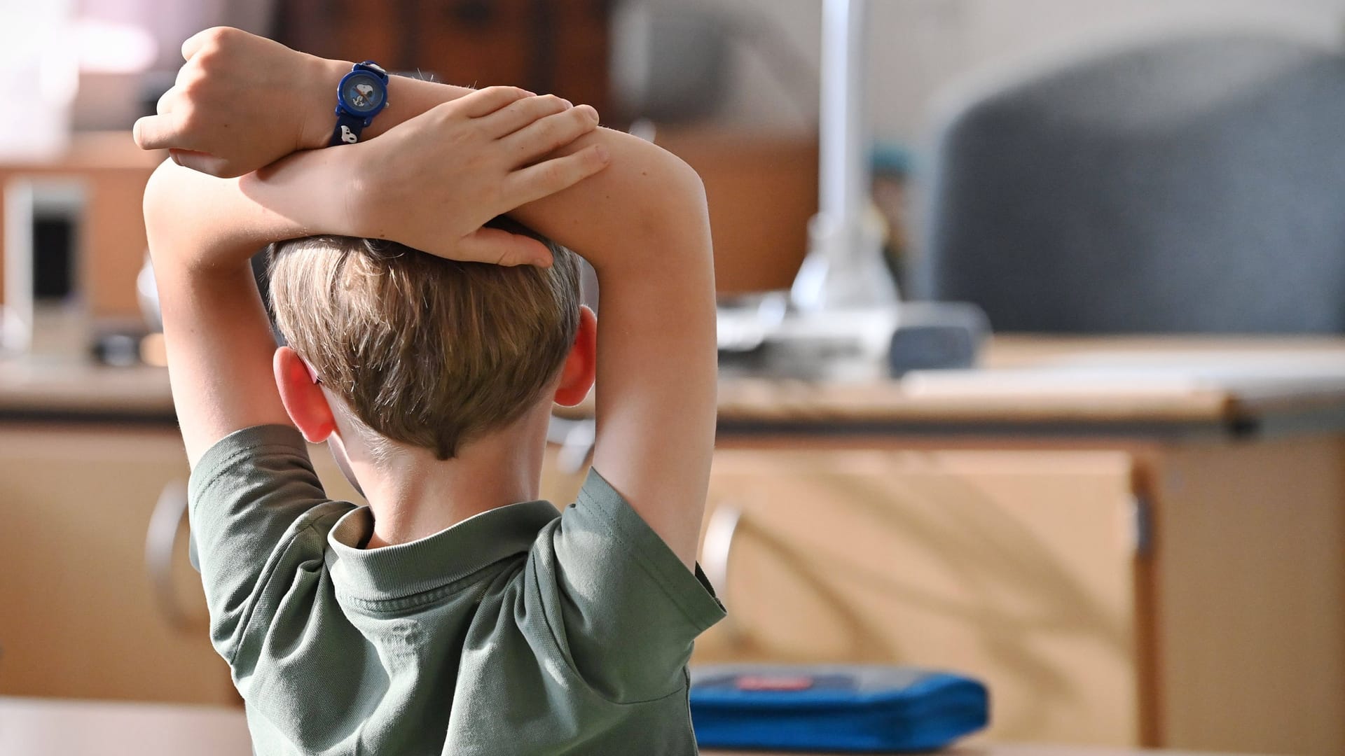 Kind in der Grundschule (Symbolbild): Die CDU will die Nutzung von Handys an Grundschulen einschränken.