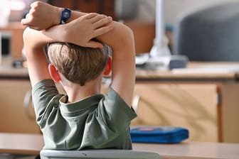 Kind in der Grundschule (Symbolbild): Die CDU will die Nutzung von Handys an Grundschulen einschränken.