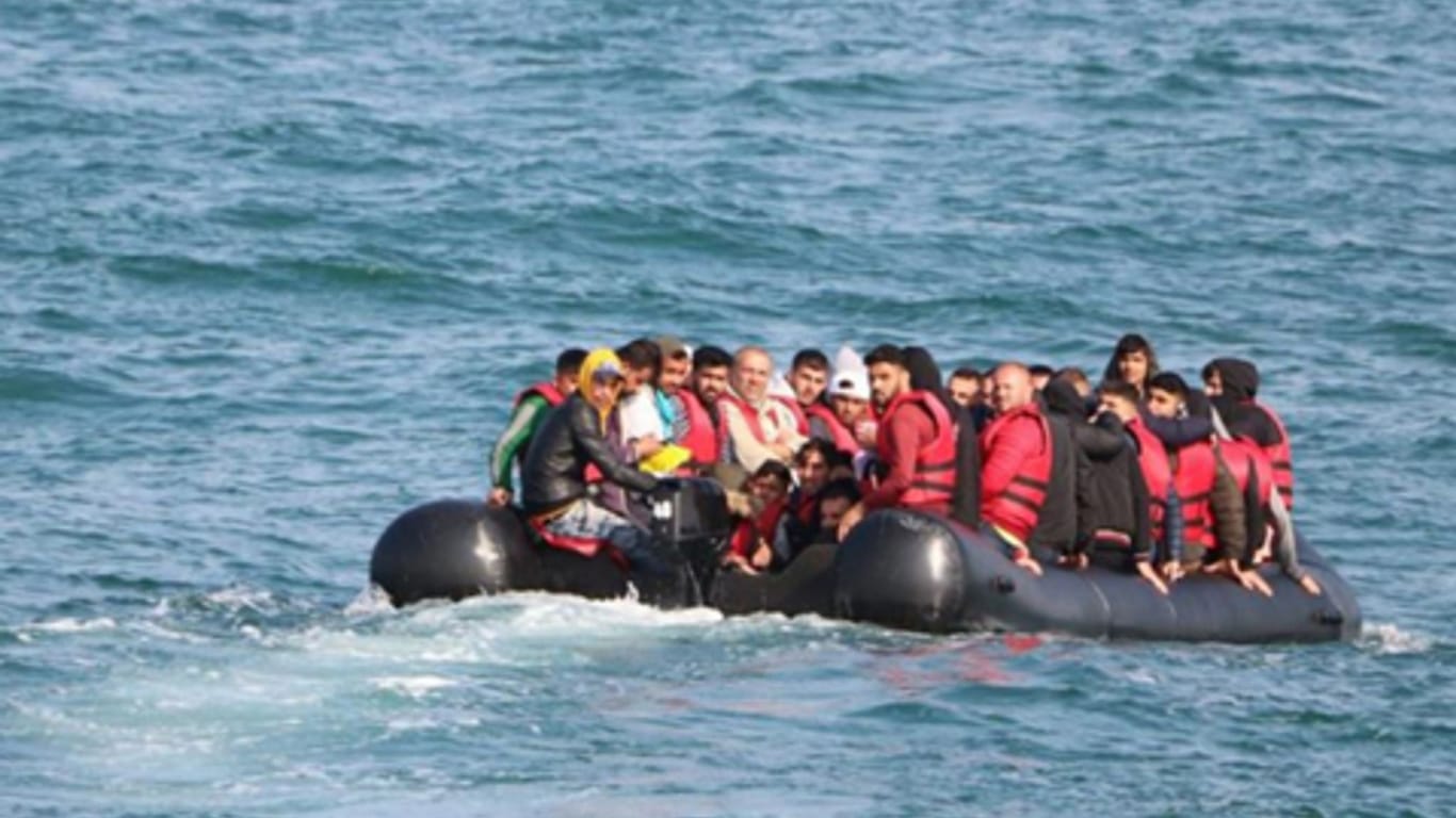 Migranten auf Schlauchboot im Ärmelkanal: Die Regierung von Rishi Sunak will die Migration über diese Route massiv beschränken.