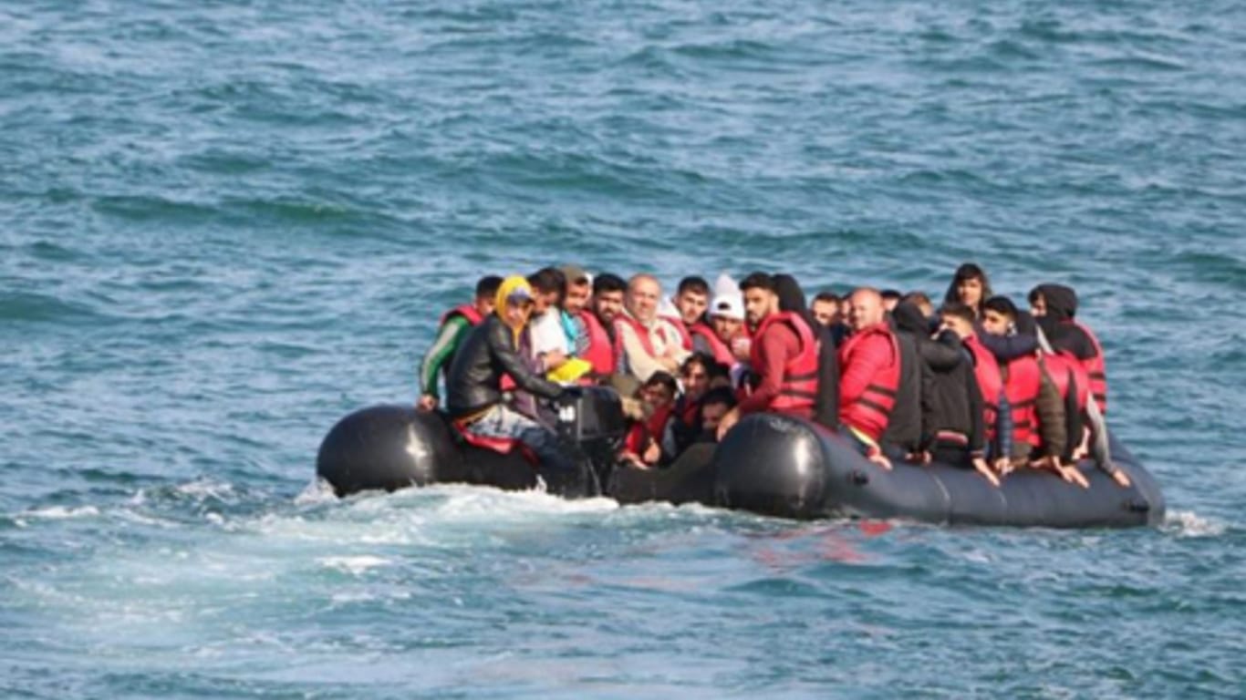Migranten auf Schlauchboot im Ärmelkanal: Die Regierung von Rishi Sunak will die Migration über diese Route massiv beschränken.