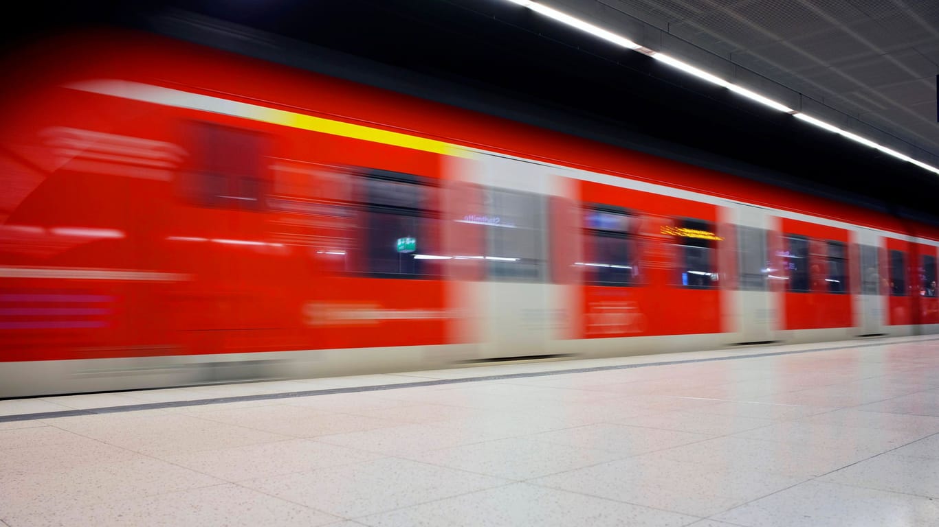 Er hatte offenbar ein dringendes Bedürfnis: Ein Mann hat in Stuttgart auf die Gleise gepinkelt – das hatte Folgen.