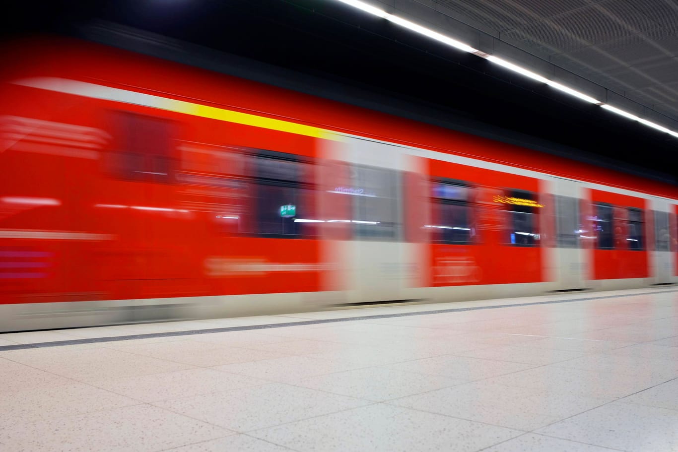 Er hatte offenbar ein dringendes Bedürfnis: Ein Mann hat in Stuttgart auf die Gleise gepinkelt – das hatte Folgen.