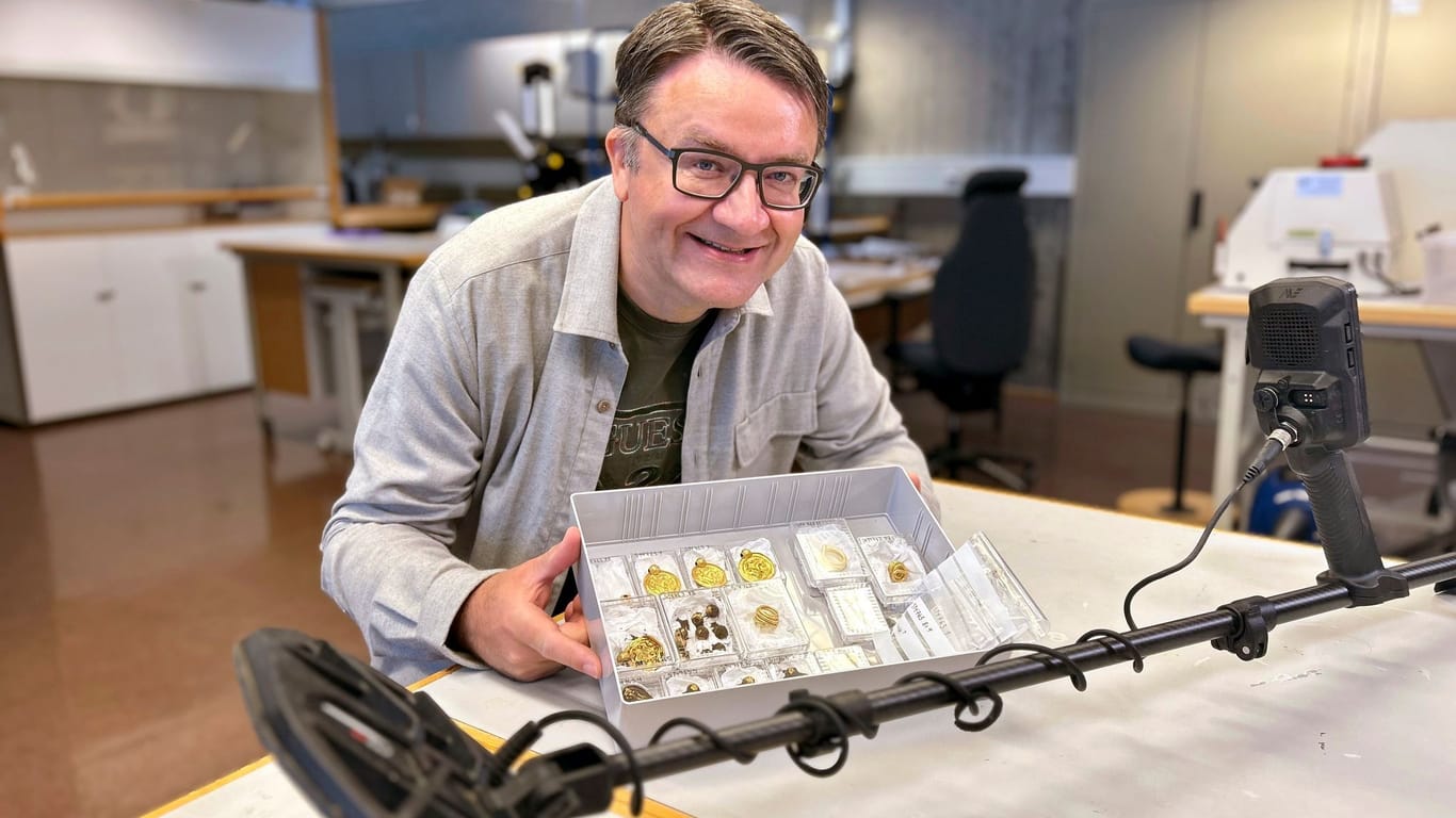 Erlend Bore zeigt die Goldanhänger, die er in Stavanger gefunden hat.