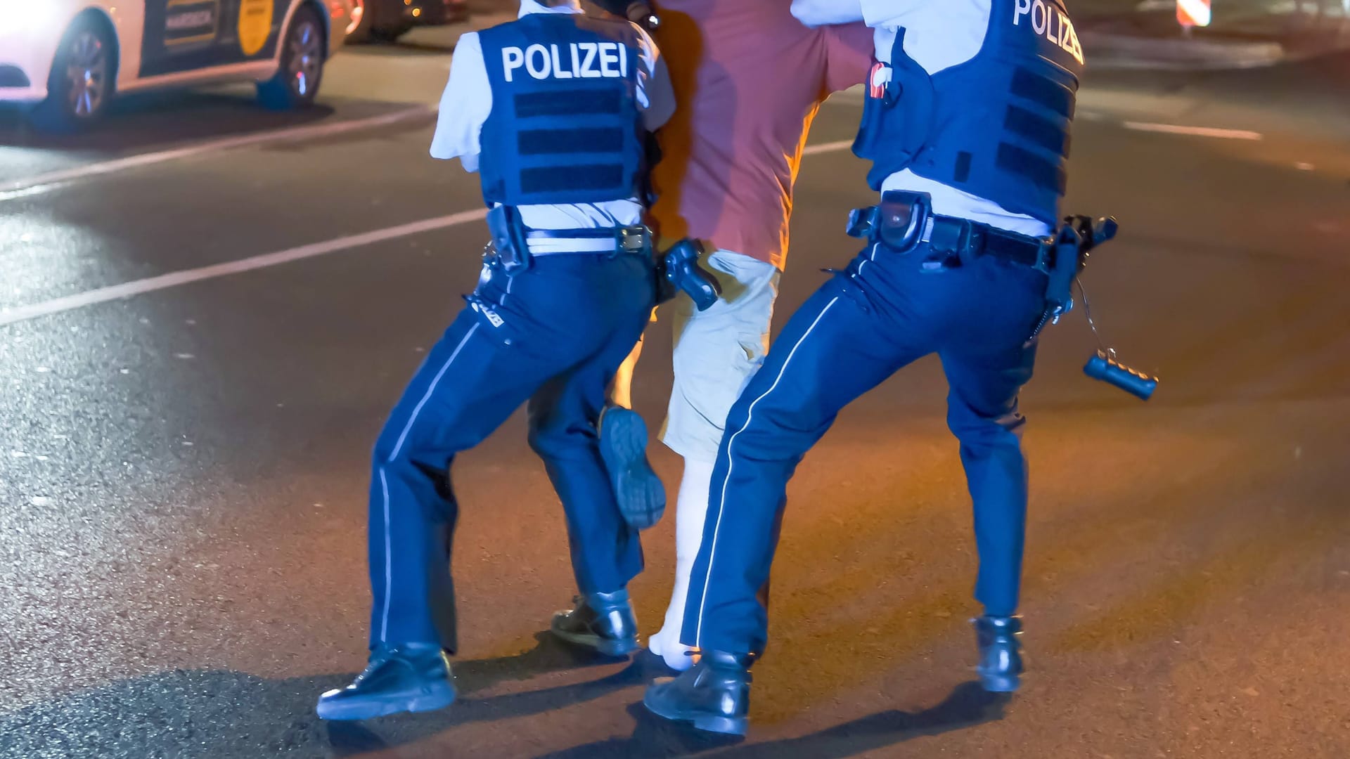 Die Festnahme einer Person durch zwei Polizeibeamte Die Festnahme einer Person durch zwei Polizeibeamte