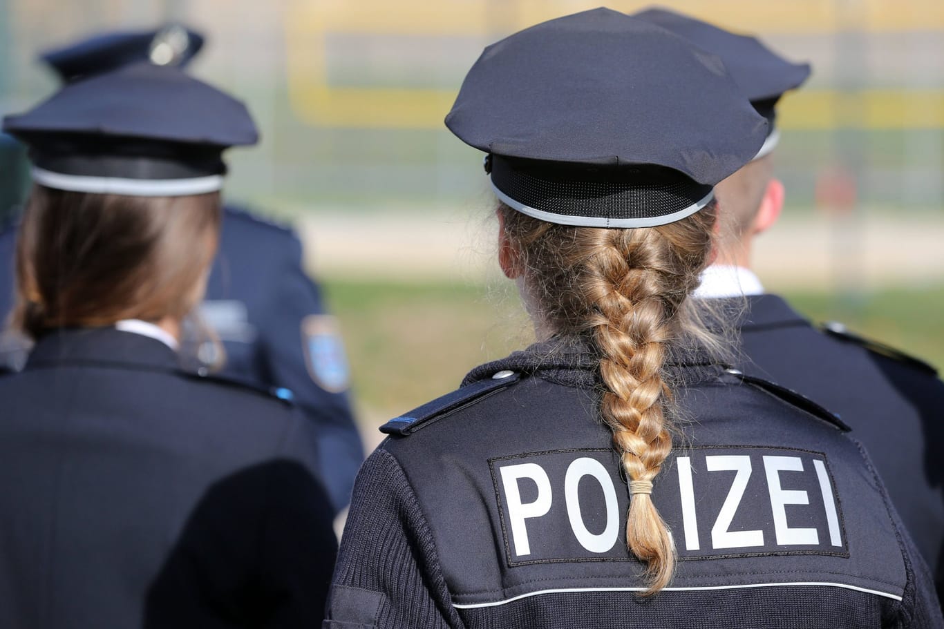 Polizistin der Thüringer Polizei (Archivbild): Die Staatsanwaltschaft prüft, ob Anklage gegen Verdächtige erhoben wird.