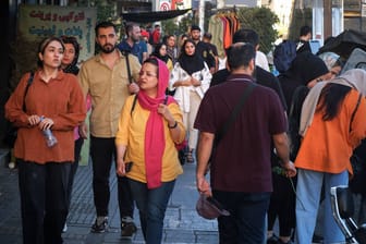 Teheran: Viele Frauen demonstrieren gegen das Regime, indem sie das Kopftuch nicht tragen.