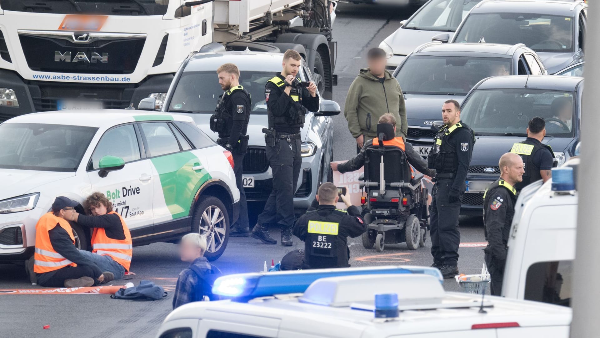 Ein Rollstuhlfahrer bei der Blockade: Auch diese Person sorgt dafür, dass der Verkehr gestoppt wird.