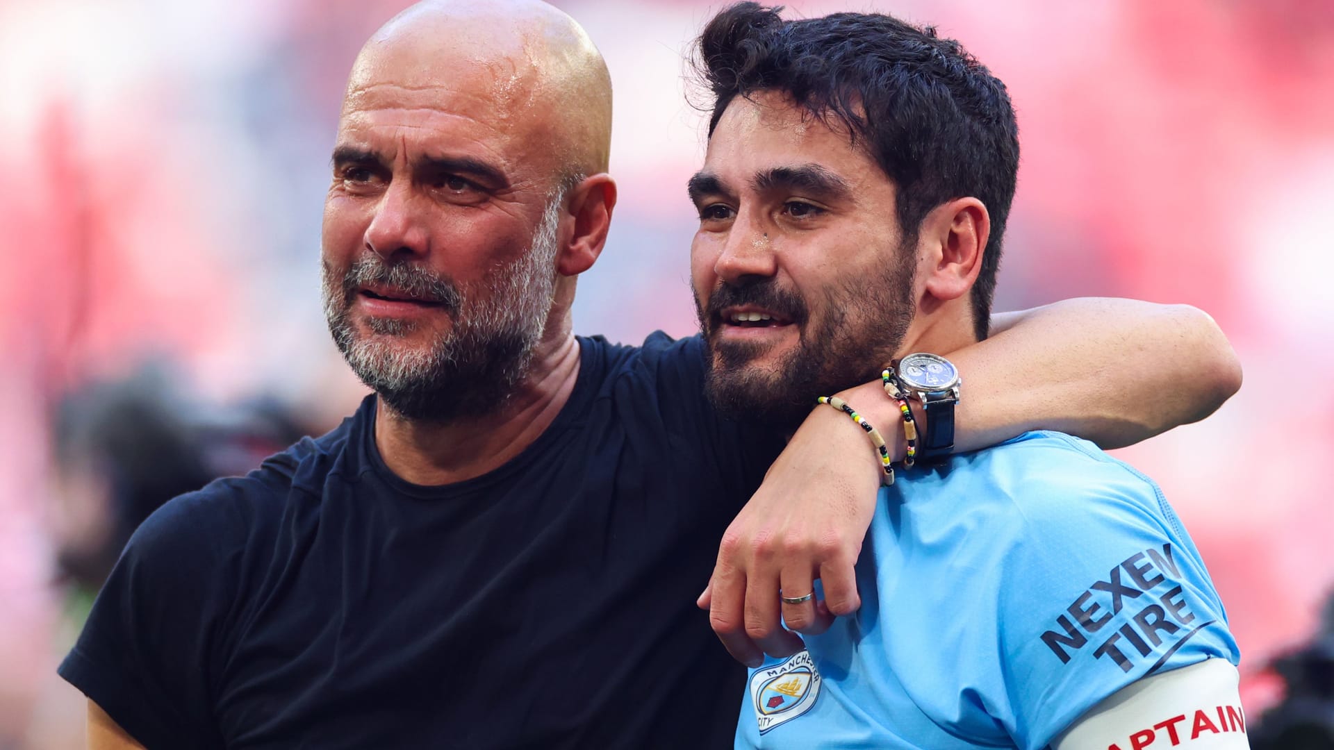 Gündogan und Coach Guardiola (l.) nach dem Gewinn des FA Cups 2023.