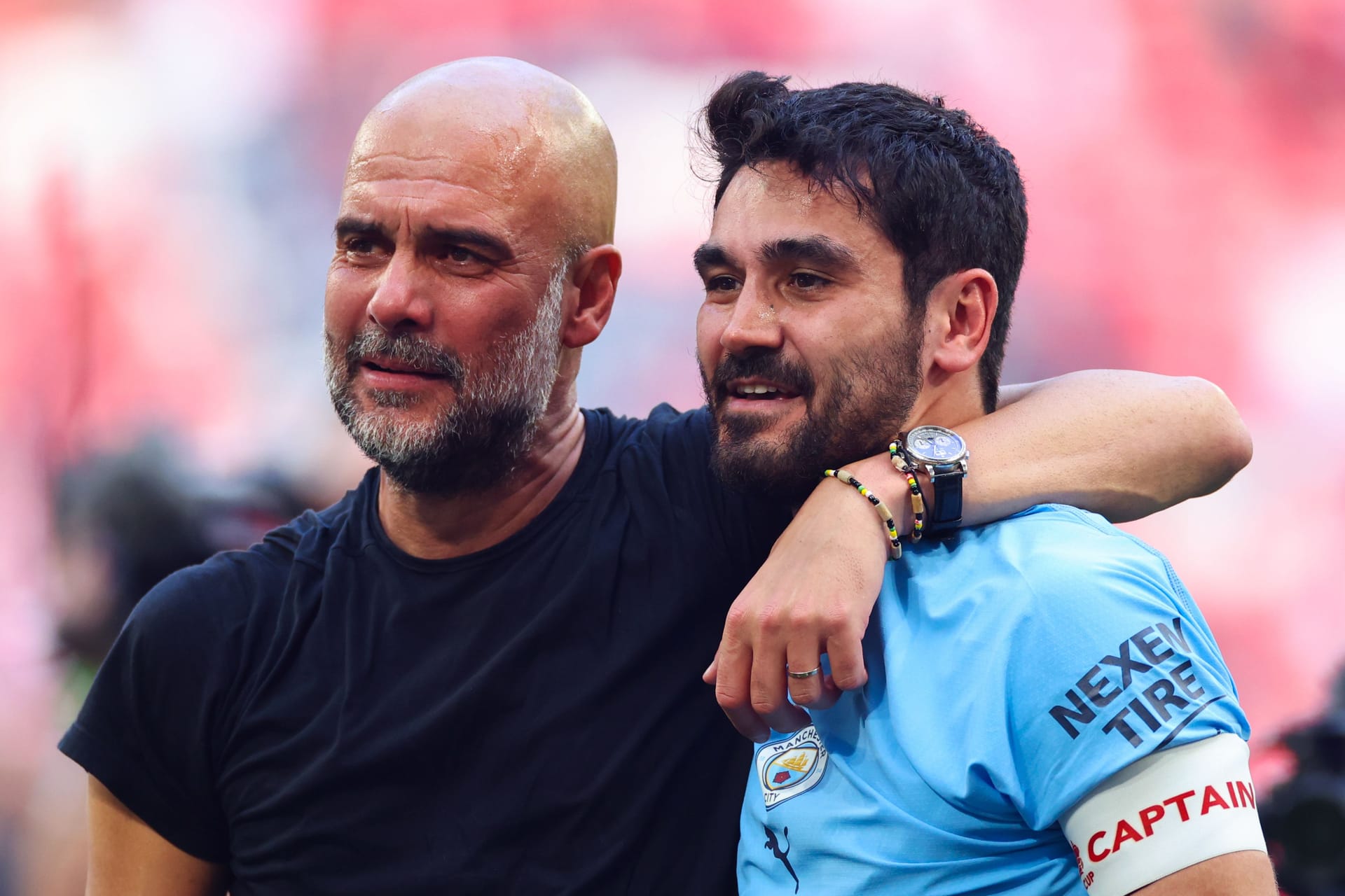 Gündogan und Coach Guardiola (l.) nach dem Gewinn des FA Cups 2023.