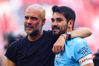 Gündogan und Coach Guardiola (l.) nach dem Gewinn des FA Cups 2023. Gündogan und Coach Guardiola (l.) nach dem Gewinn des FA Cups 2023.