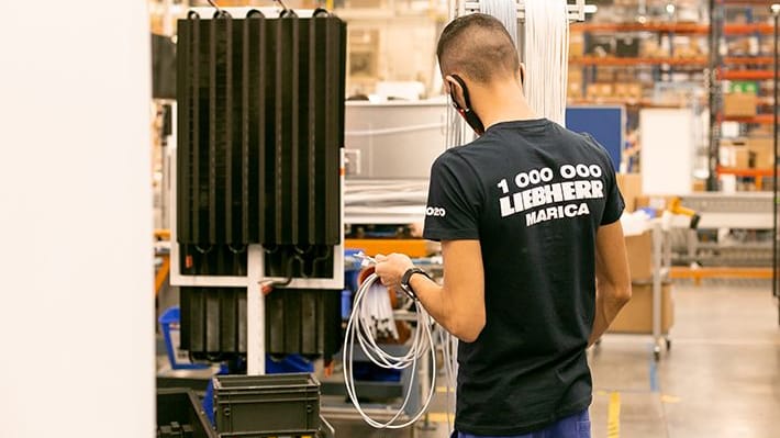 Ein Mitarbeiter in einem Liebherr-Werk (Symbolbild): Das Unternehmen hat Kurzarbeit angemeldet.