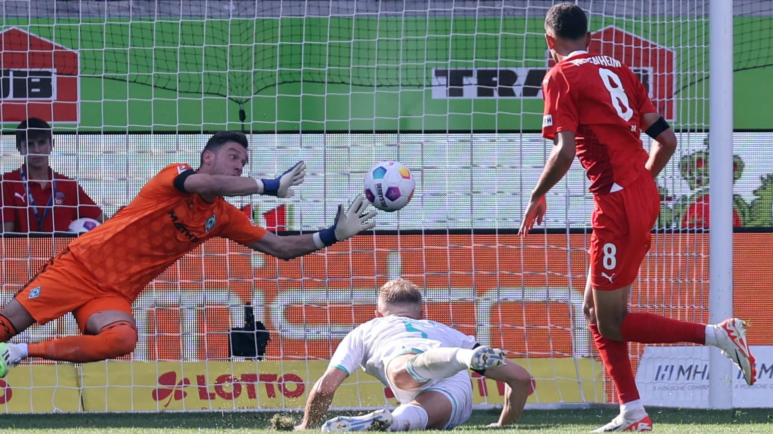 Furios: Heidenheims Dinkçi (r.) trifft zum zwischenzeitlichen 2:0 gegen Bremen. Furios: Heidenheims Dinkçi (r.) trifft zum zwischenzeitlichen 2:0 gegen Bremen.