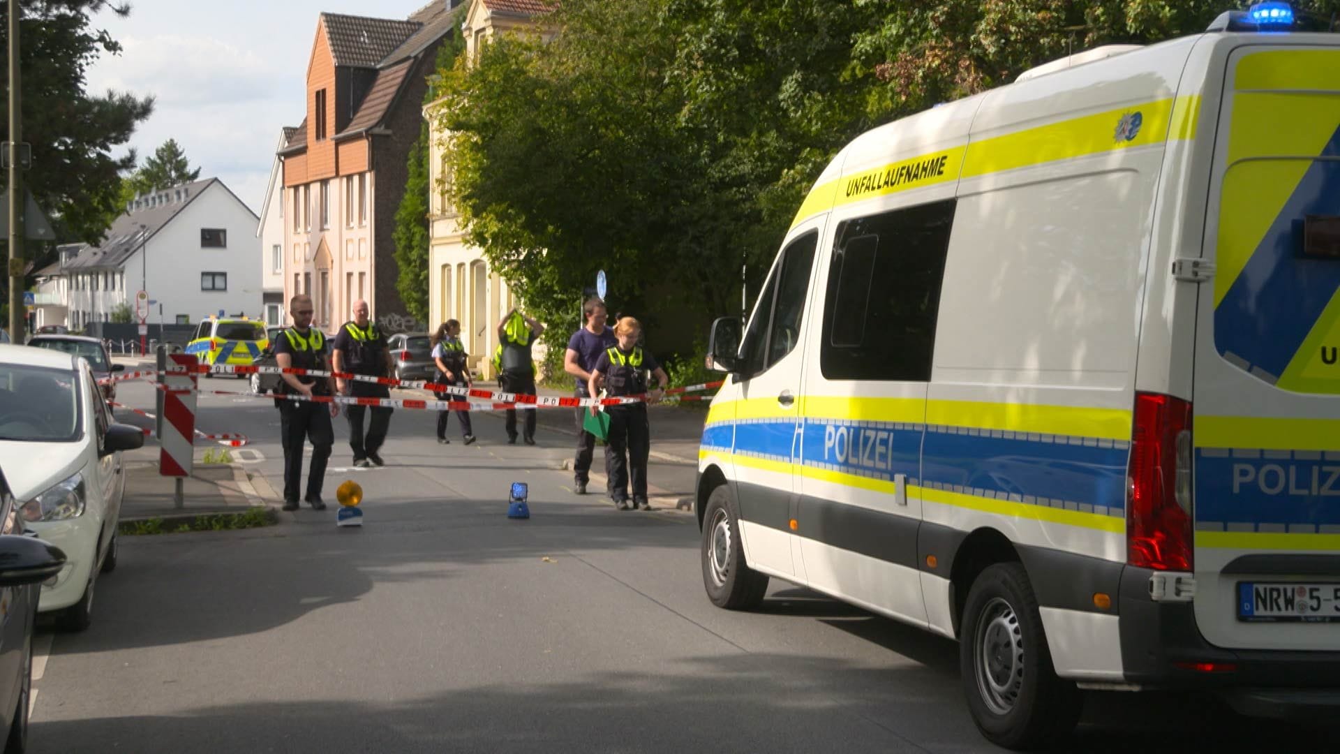 Ermittler an der Unfallstelle: Ein Rollerfahrer hat in Dortmund eine Polizistin angefahren. Ermittler an der Unfallstelle: Ein Rollerfahrer hat in Dortmund eine Polizistin angefahren.