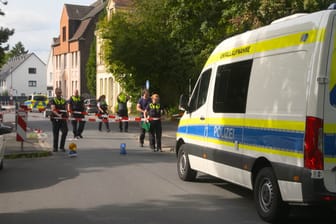 Ermittler an der Unfallstelle: Ein Rollerfahrer hat in Dortmund eine Polizistin angefahren.