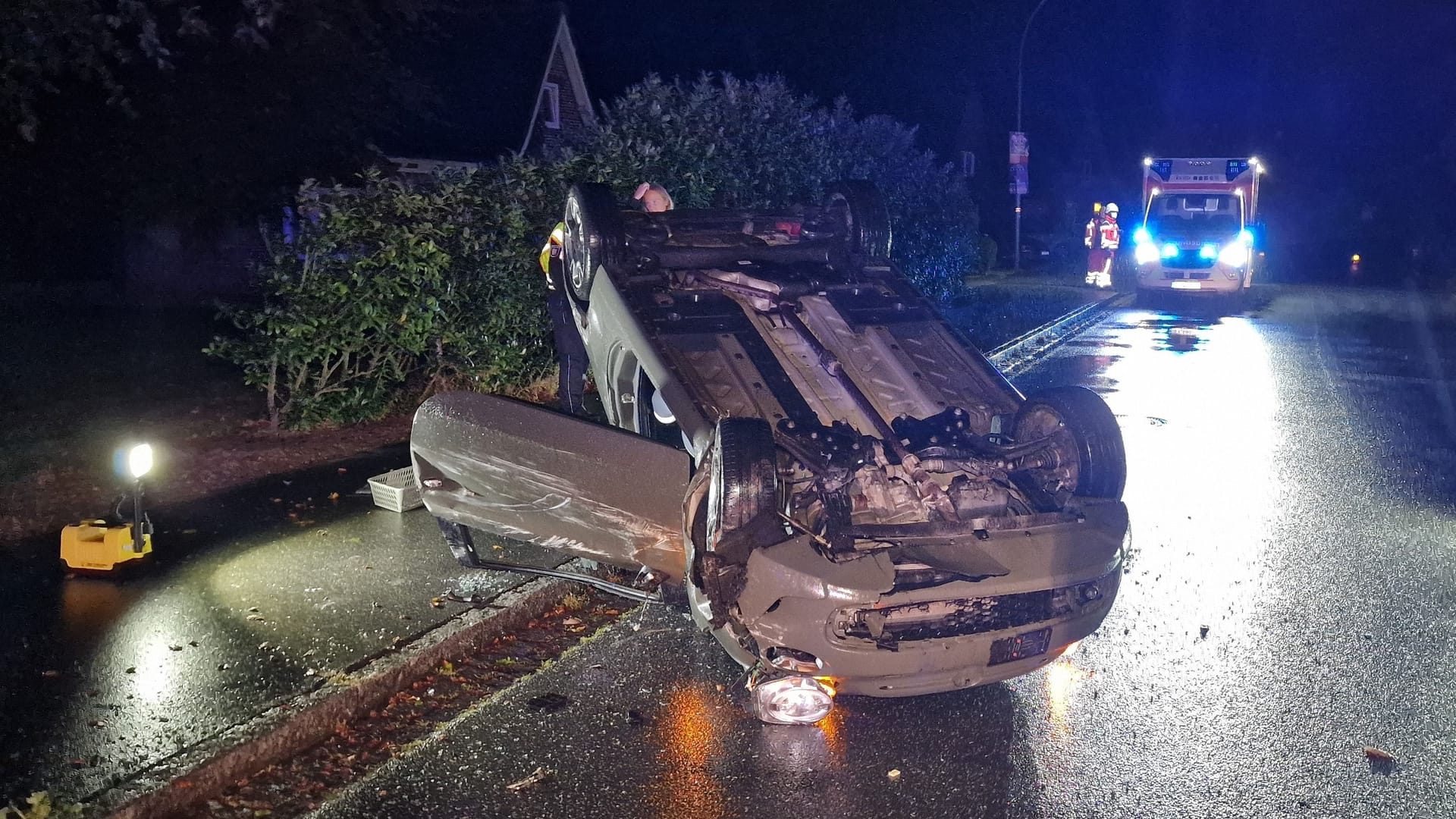 Der Unfallwagen: Die Fahrerin kam mit einem Rettungswagen ins Krankenhaus.