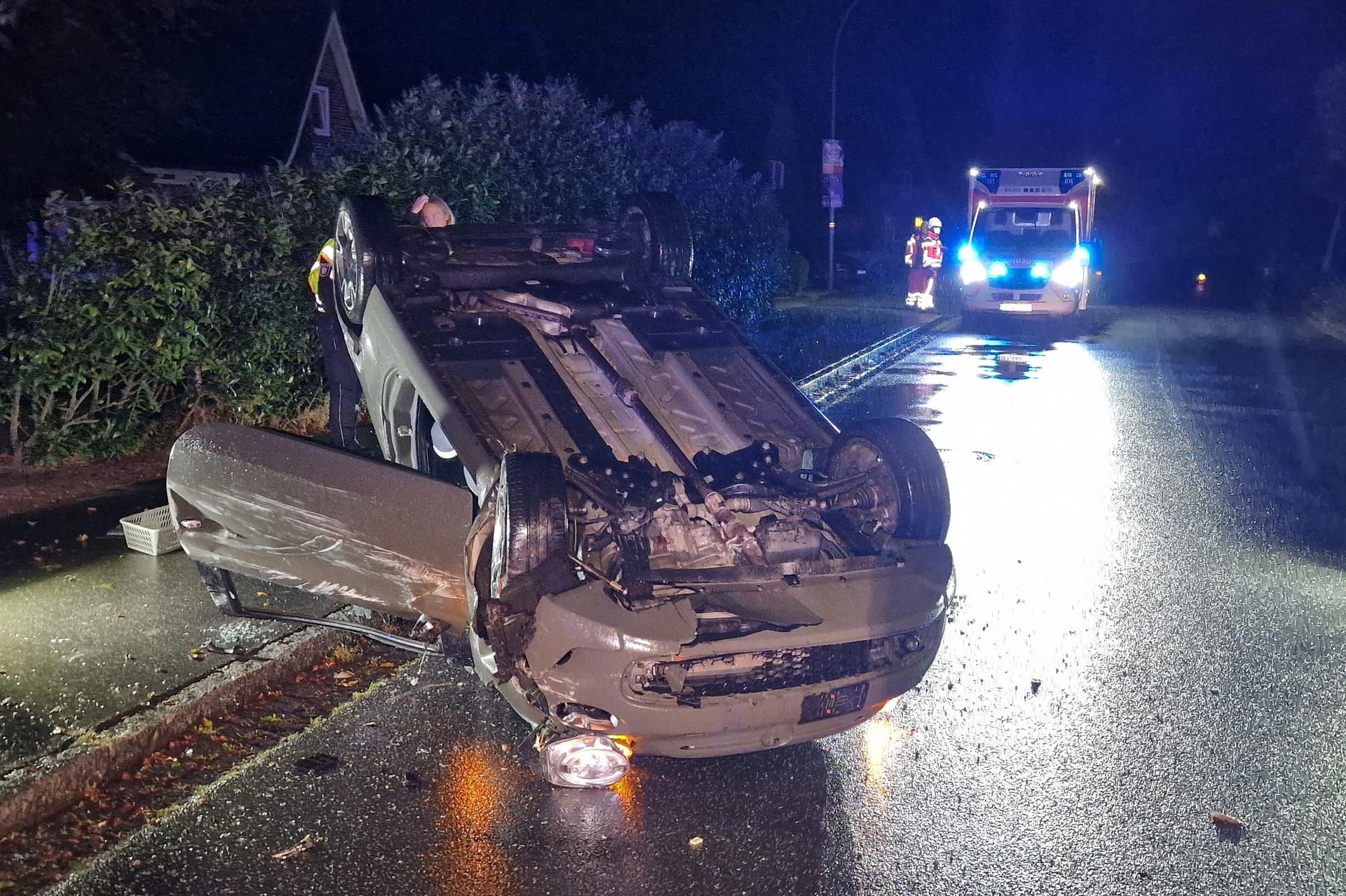 Der Unfallwagen: Die Fahrerin kam mit einem Rettungswagen ins Krankenhaus.