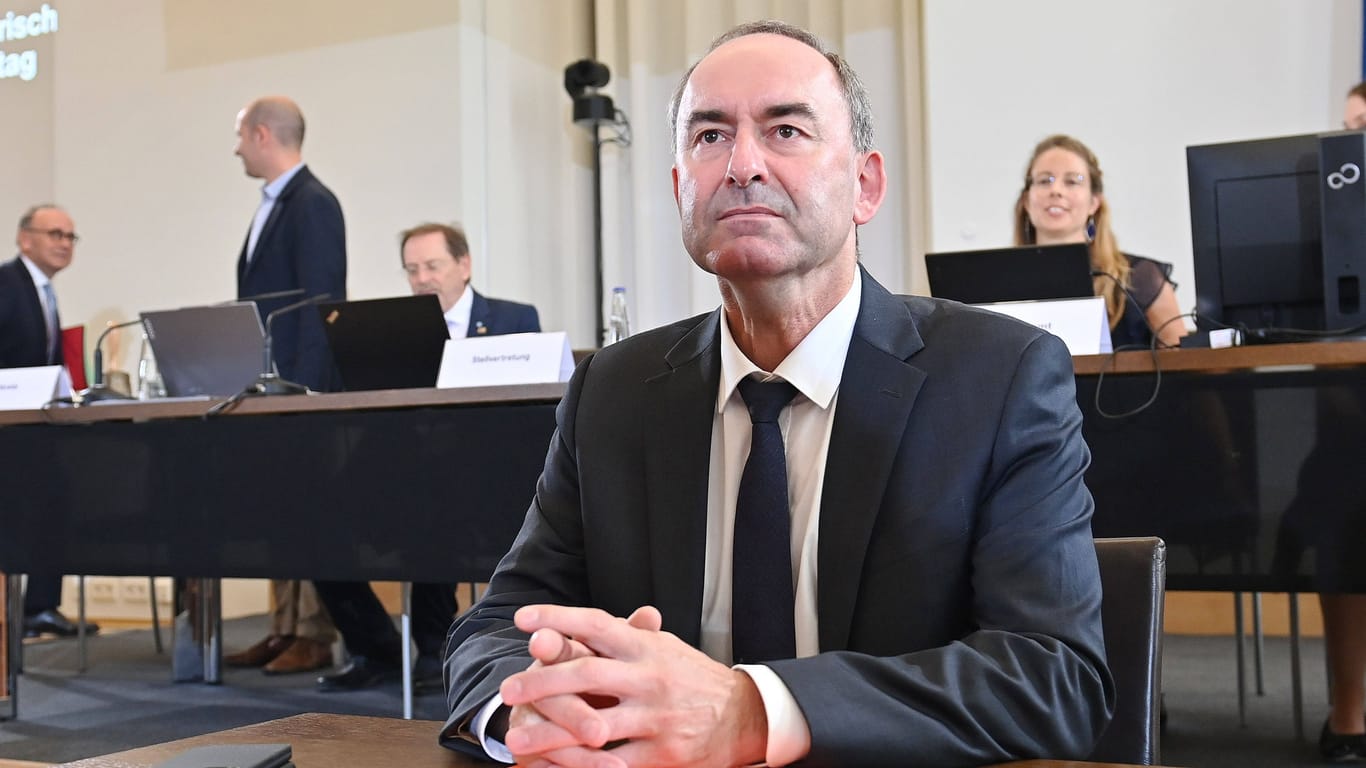 Hubert Aiwanger (Freie Wähler) bei der Sondersitzung im bayerischen Landtag: Selbst zu Wort melden wollte er sich dabei nicht.