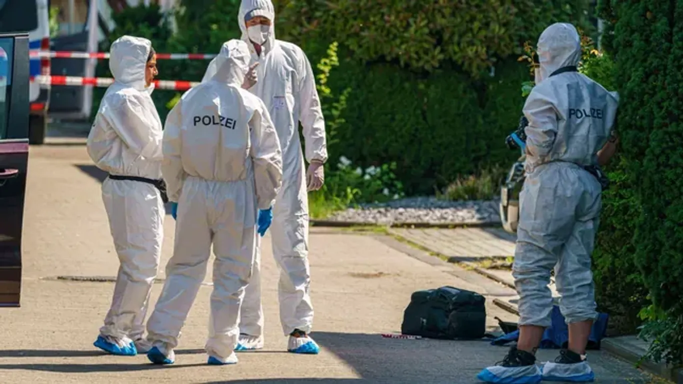 Mitarbeiter der Spurensicherung in NRW (Symbolfoto): In Pulheim ermittelt nun eine Mordkommission.