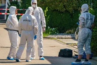 Mitarbeiter der Spurensicherung in NRW (Symbolfoto): In Pulheim ermittelt nun eine Mordkommission.