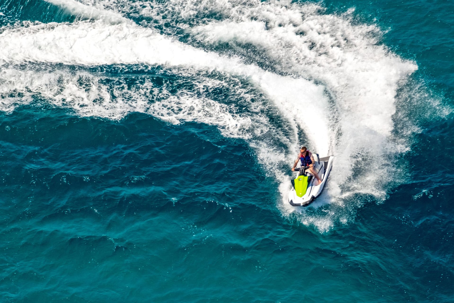 Jetski-Fahrer (Symbolbild): Zwei der Fahrer wurden mutmaßlich von der algerischen Küstenwache erschossen.