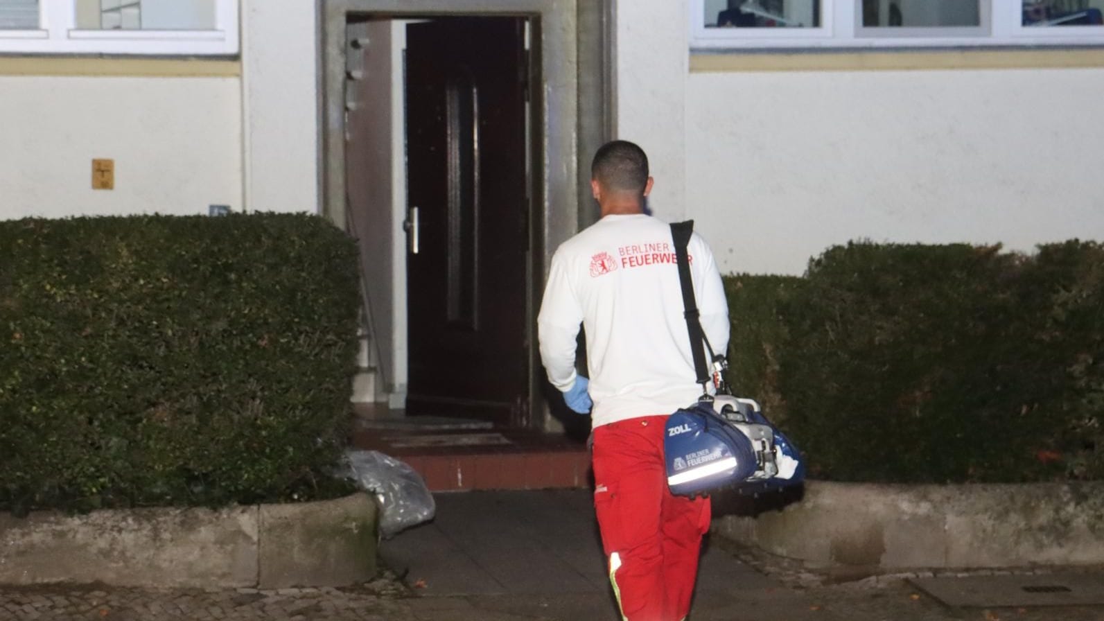 In Berlin-Lichtenberg prügelte ein Mann auf seine schwangere Partnerin ein. (