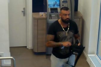 Aufnahmen einer Überwachungskamera zeigen Cakici mit seiner Kette: Wer kann Hinweise zum Verschwinden des Mannes geben?