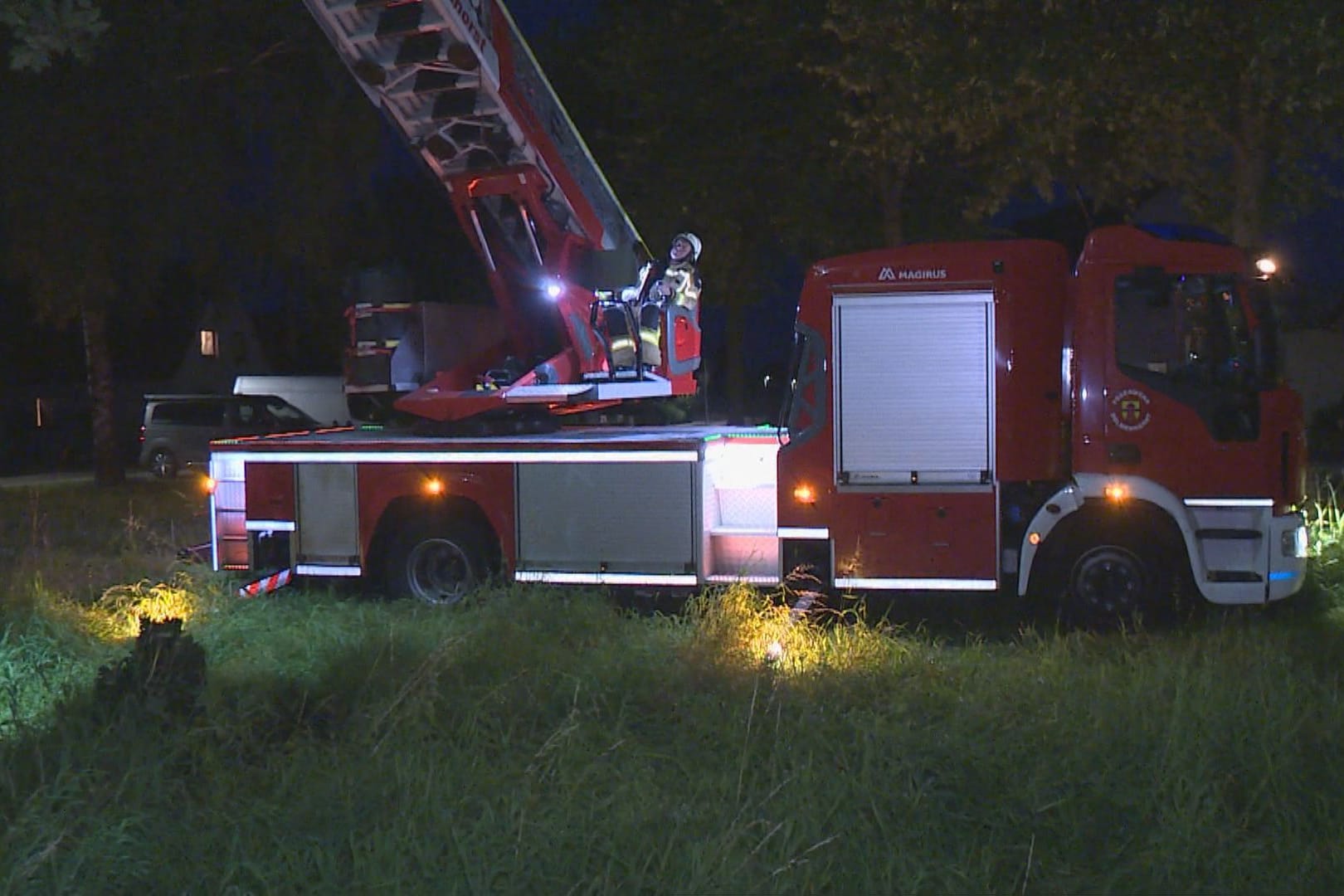 Die Feuerwehr am Einsatzort: Nachdem der Mann bei seiner Katze angekommen war, traute er sich nicht mehr herunter.