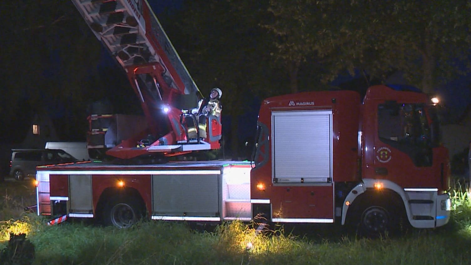 Die Feuerwehr am Einsatzort: Nachdem der Mann bei seiner Katze angekommen war, traute er sich nicht mehr herunter.