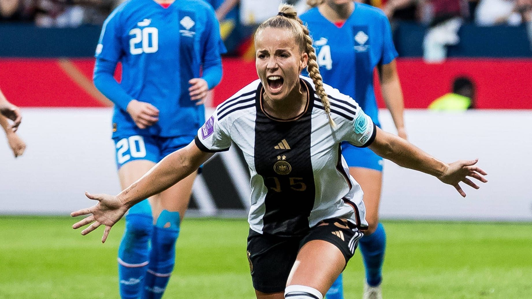 Giulia Gwinn stellt auf 2:0 für Deutschland.