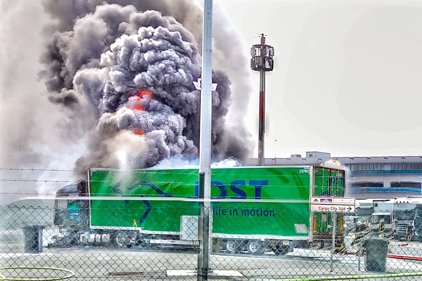 Der brennende Lkw am Frankfurter Flughafen.