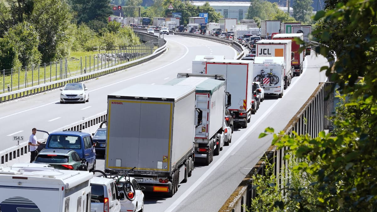 Stauchaos Auf A29: Bauarbeiten Sorgen Für Vollsperrung – Hier Geht ...