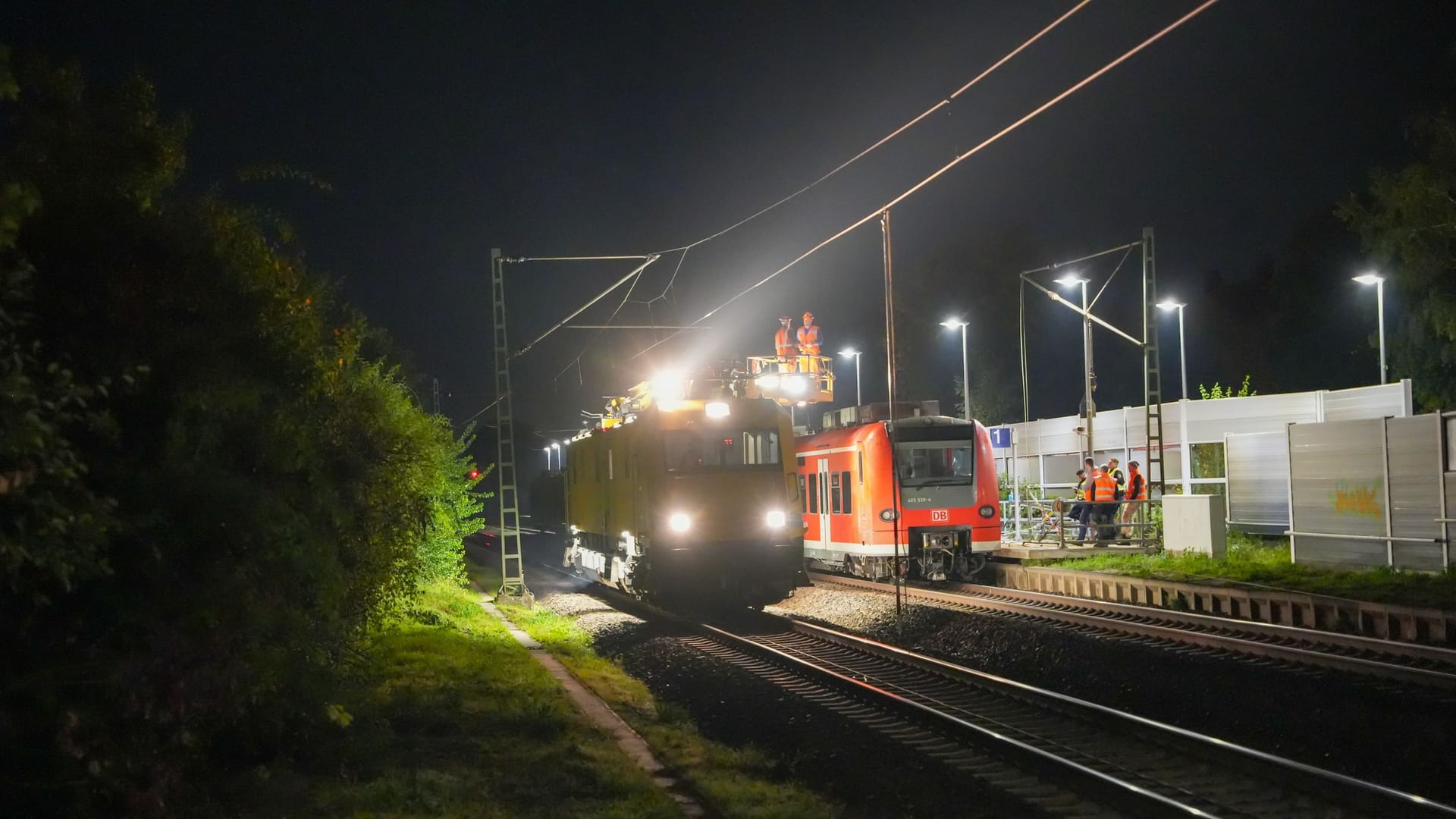Am Dienstagabend riss die Oberleitung der S-Bahn am Bahnhof Riedstadt-Wolfskehlen, wodurch eine S-Bahn mit 50-60 Personen betroffen war. Laut Bundespolizei ist die Ursache unklar, und sowohl ein technischer Defekt als auch ein Anschlag können nicht ausgeschlossen werden. Die Feuerwehr hat die Strecke in Zusammenarbeit mit der Deutschen Bahn geerdet. Stand Mitternacht ist die Strecke gesperrt, und es kommt zu Verspätungen auf den Linien S7 und RE70.