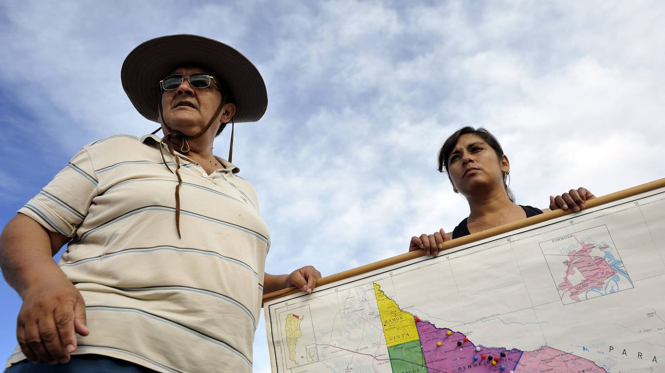 Umweltaktivisten mit einer Karte der Überschwemmungsgebiete des Flusses Pilcomayo (Symbolbild): In Lateinamerika ist die Arbeit von Naturschützern besonders gefährlich.