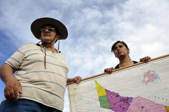 Umweltaktivisten mit einer Karte der Überschwemmungsgebiete des Flusses Pilcomayo (Symbolbild): In Lateinamerika ist die Arbeit von Naturschützern besonders gefährlich.