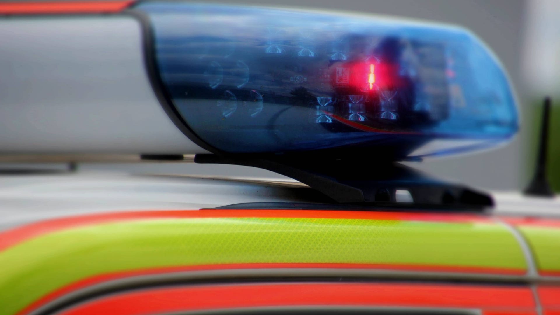 Ein Rettungswagen mit Blaulicht (Symbolbild): In Rotthausen ist ein Mann aus einem Fenster gestürzt und an seinen schweren Verletzungen gestorben. Ein Rettungswagen mit Blaulicht (Symbolbild): In Rotthausen ist ein Mann aus einem Fenster gestürzt und an seinen schweren Verletzungen gestorben.