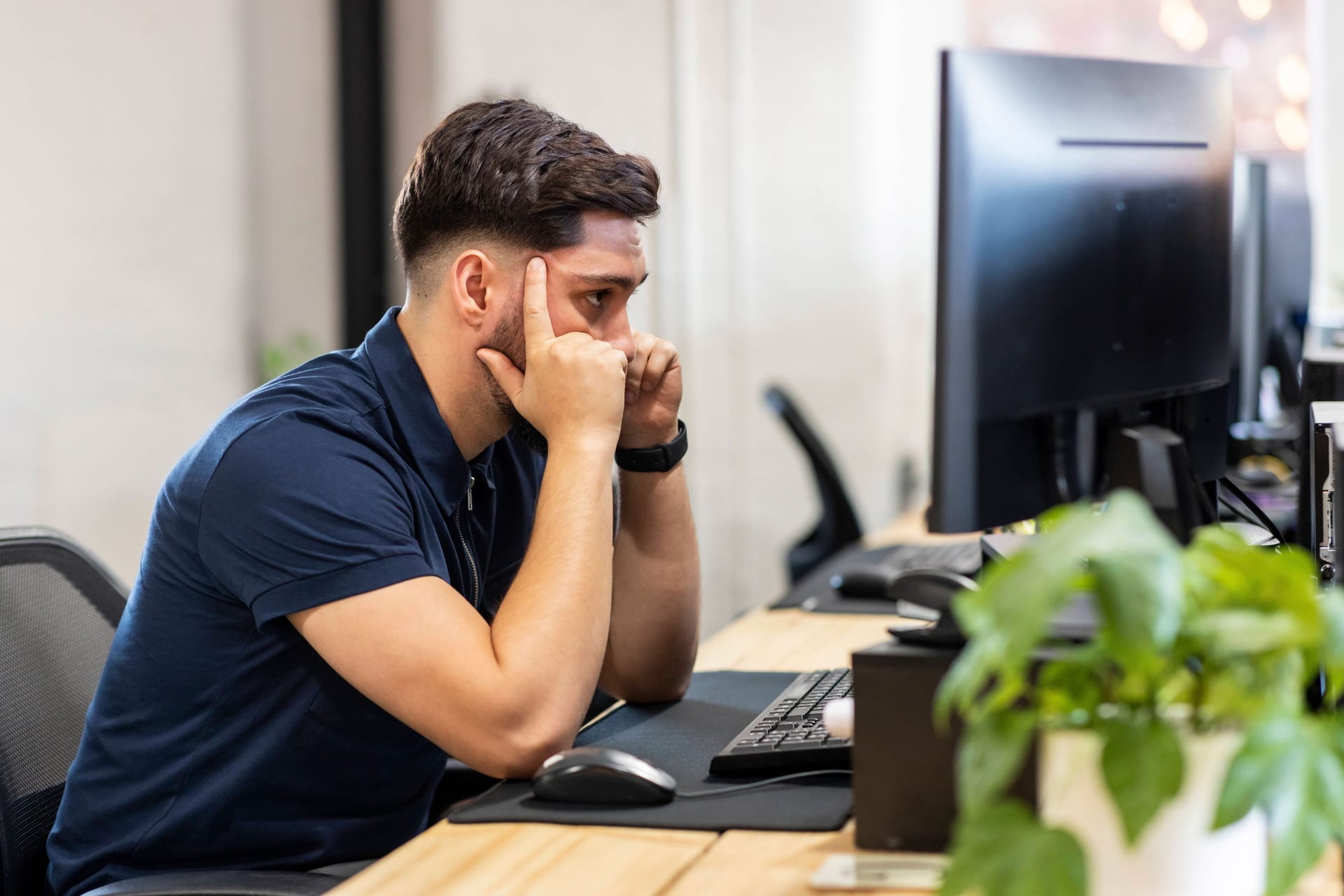 Frust am Arbeitsplatz: Wenn es Spannungen zwischen Kollegen gibt, kann das viele negative Auswirkungen haben.