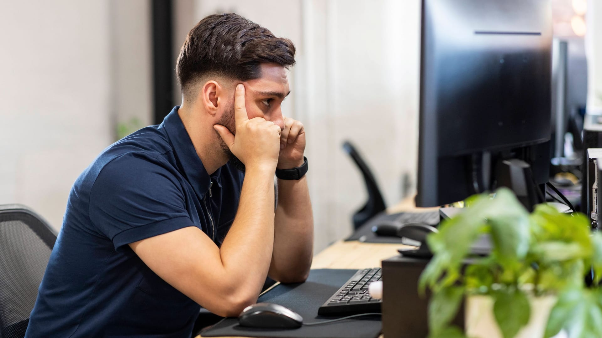 Frust am Arbeitsplatz: Wenn es Spannungen zwischen Kollegen gibt, kann das viele negative Auswirkungen haben.